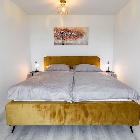 Cozy Apartment Near City Centrum And Bratislava Airport Exterior photo