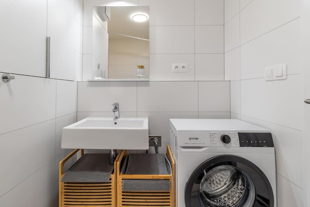 Cozy Apartment Near City Centrum And Bratislava Airport Exterior photo